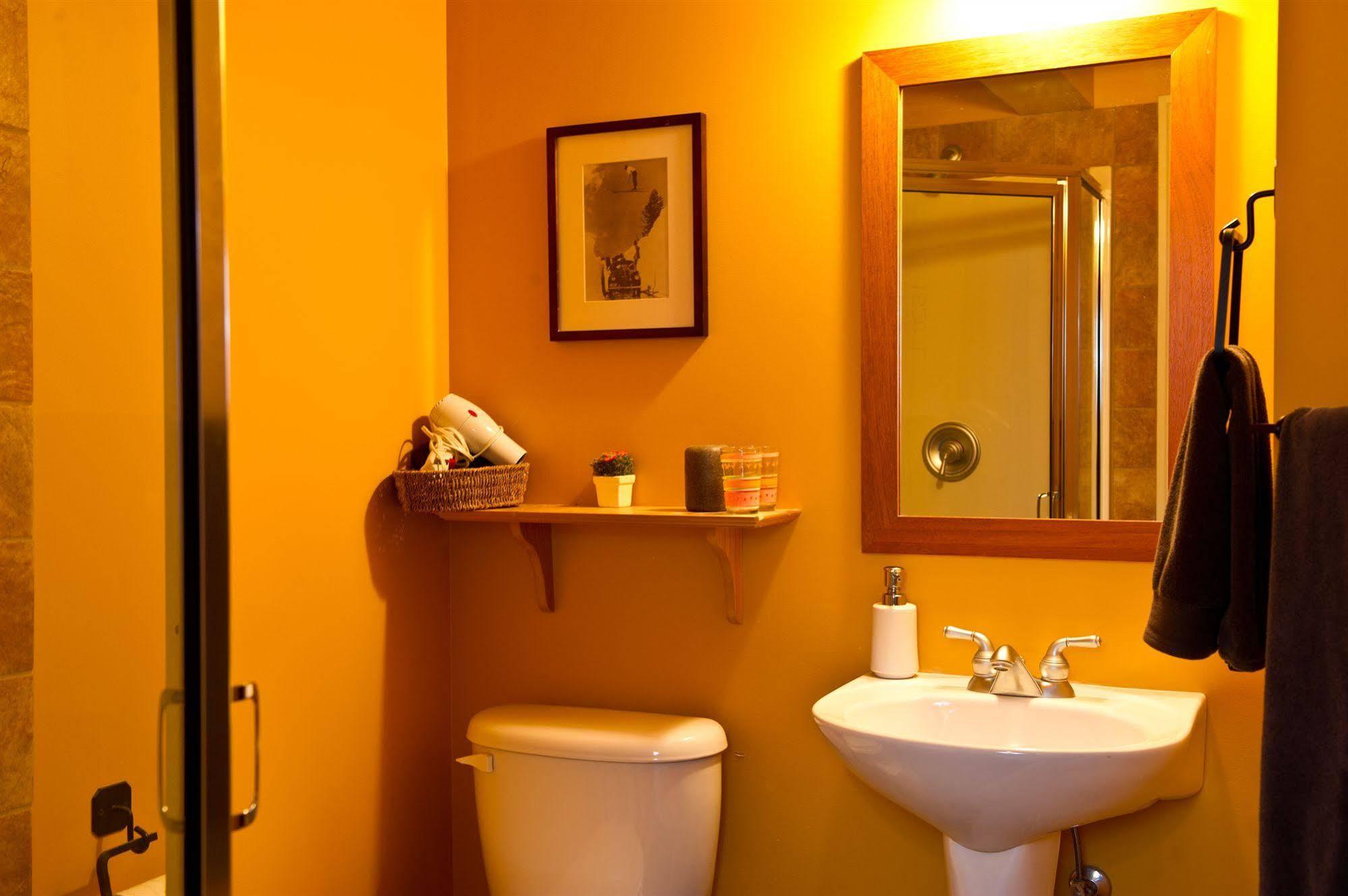 Auberge Kicking Horse Guest House โกลเดน ภายนอก รูปภาพ