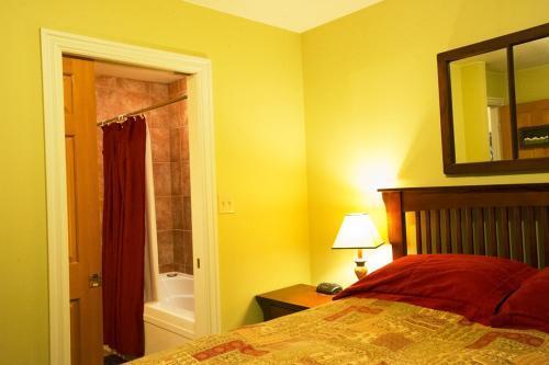 Auberge Kicking Horse Guest House โกลเดน ภายนอก รูปภาพ