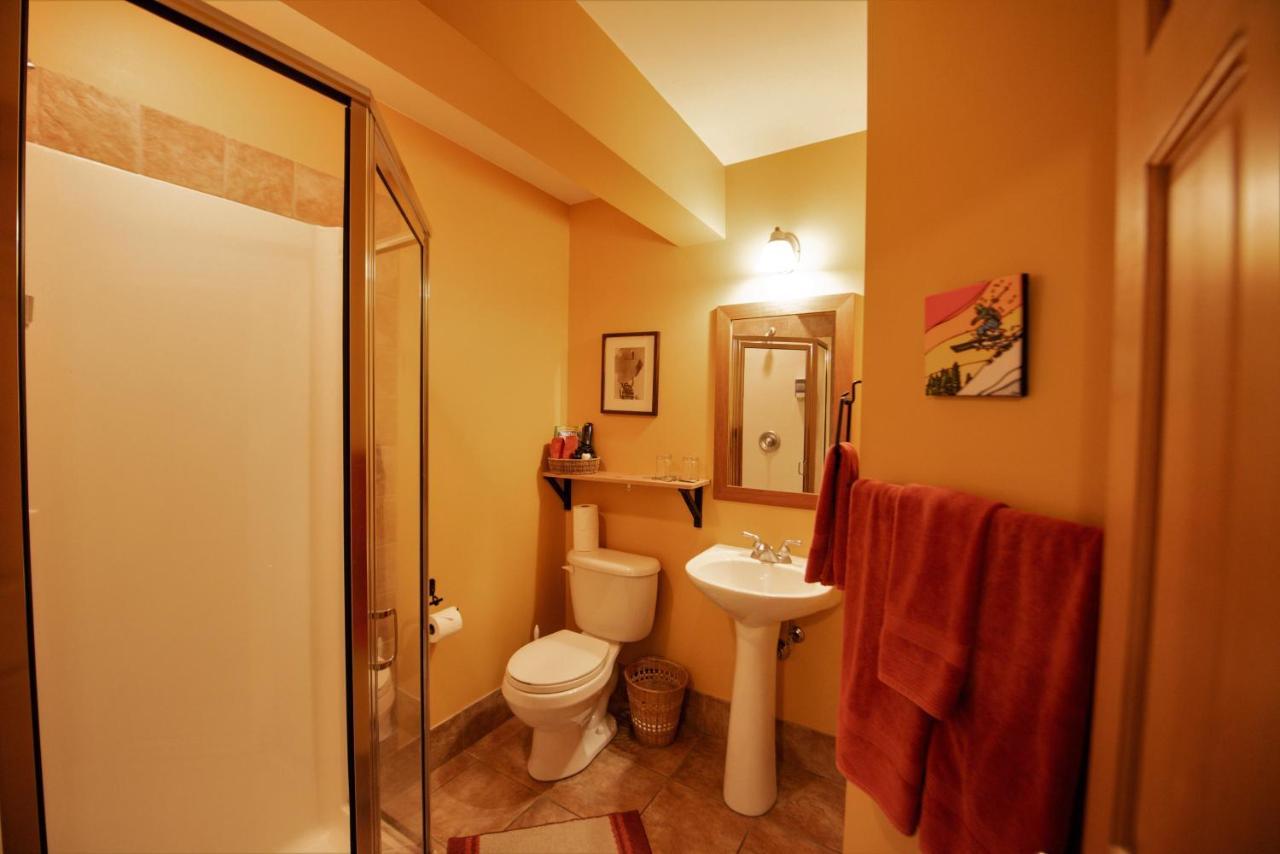 Auberge Kicking Horse Guest House โกลเดน ภายนอก รูปภาพ