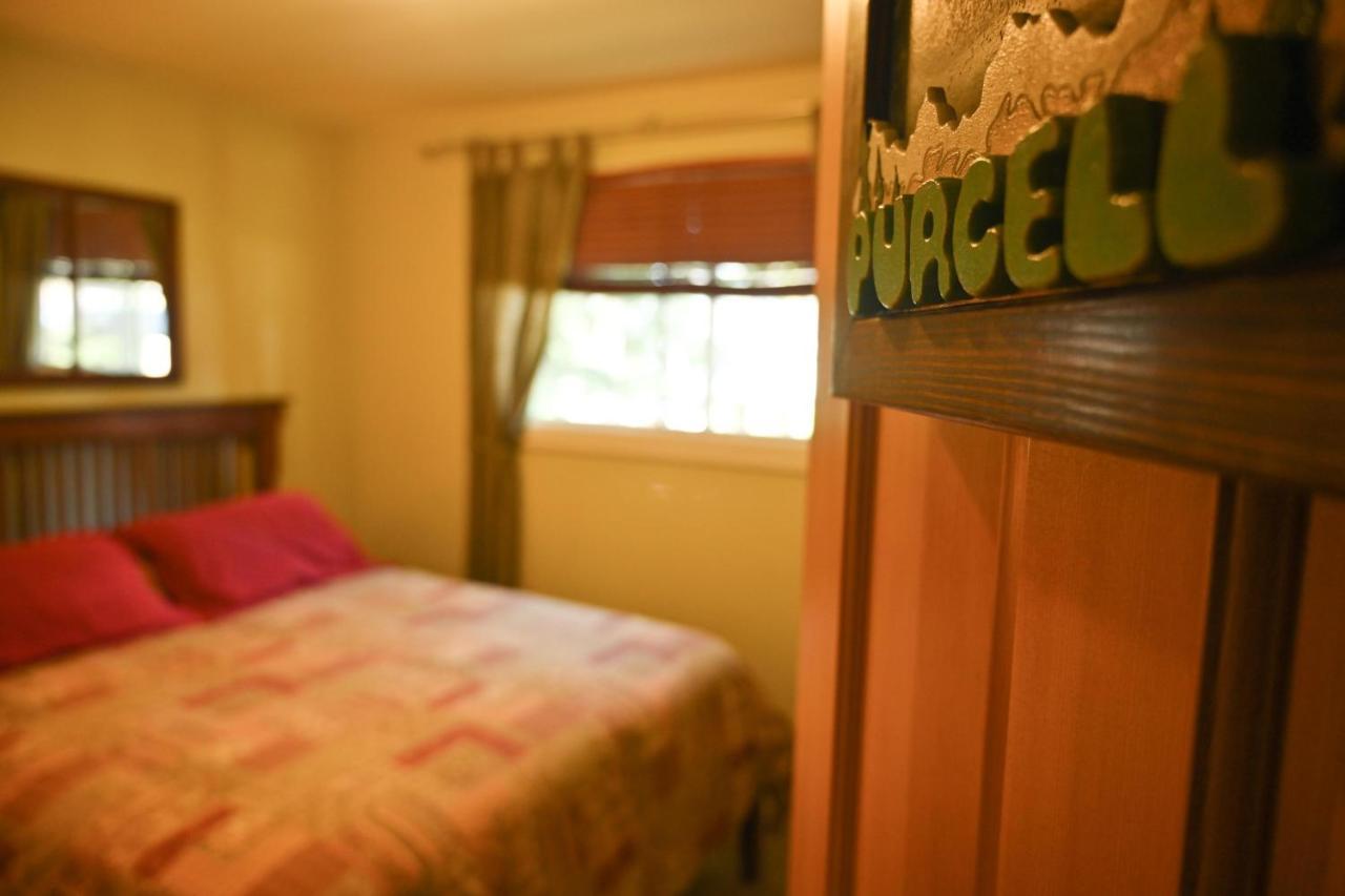Auberge Kicking Horse Guest House โกลเดน ภายนอก รูปภาพ