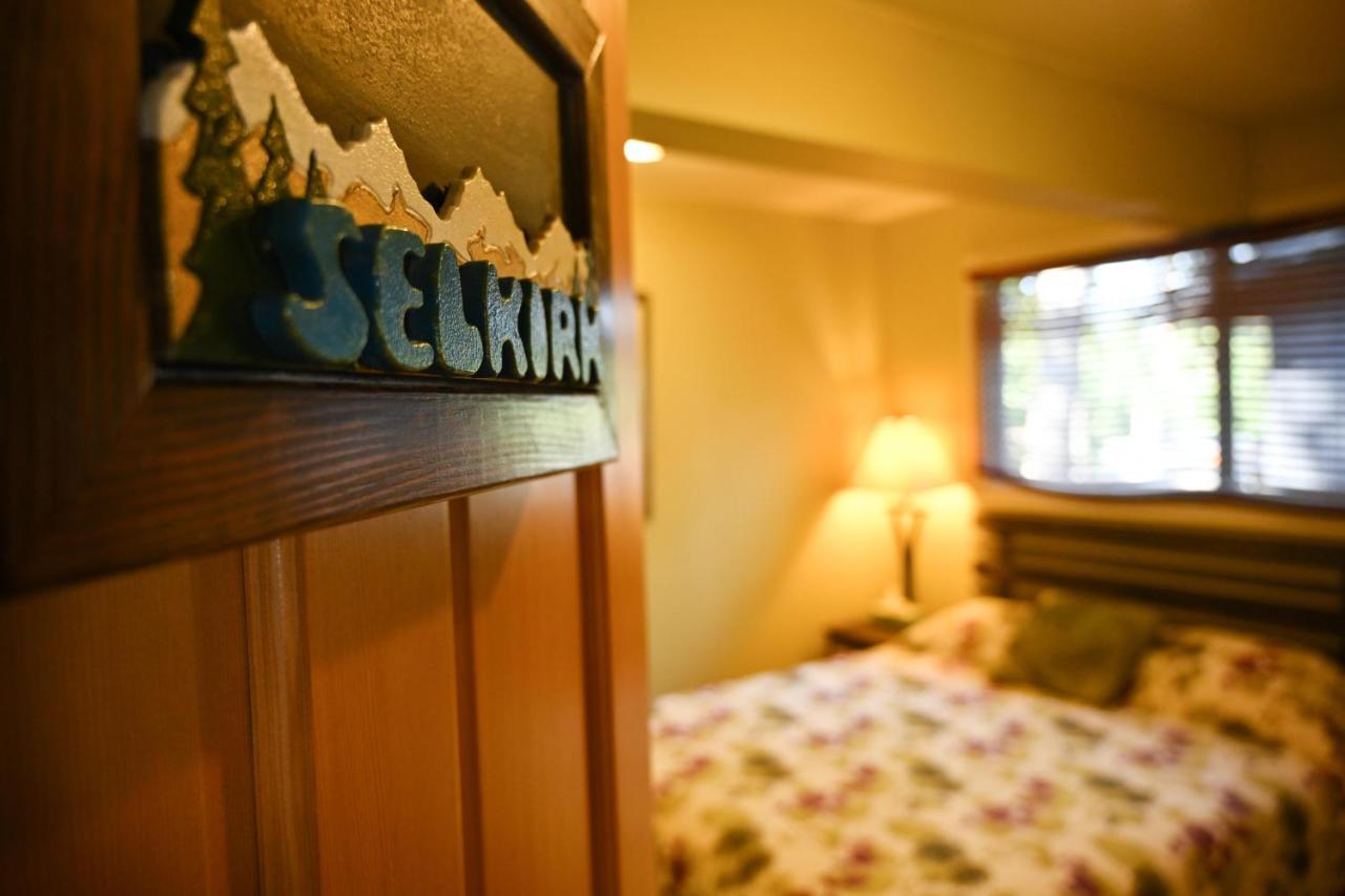 Auberge Kicking Horse Guest House โกลเดน ภายนอก รูปภาพ