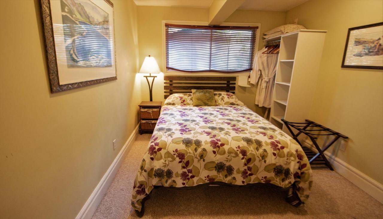 Auberge Kicking Horse Guest House โกลเดน ภายนอก รูปภาพ