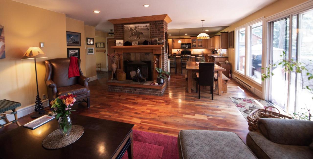 Auberge Kicking Horse Guest House โกลเดน ภายนอก รูปภาพ