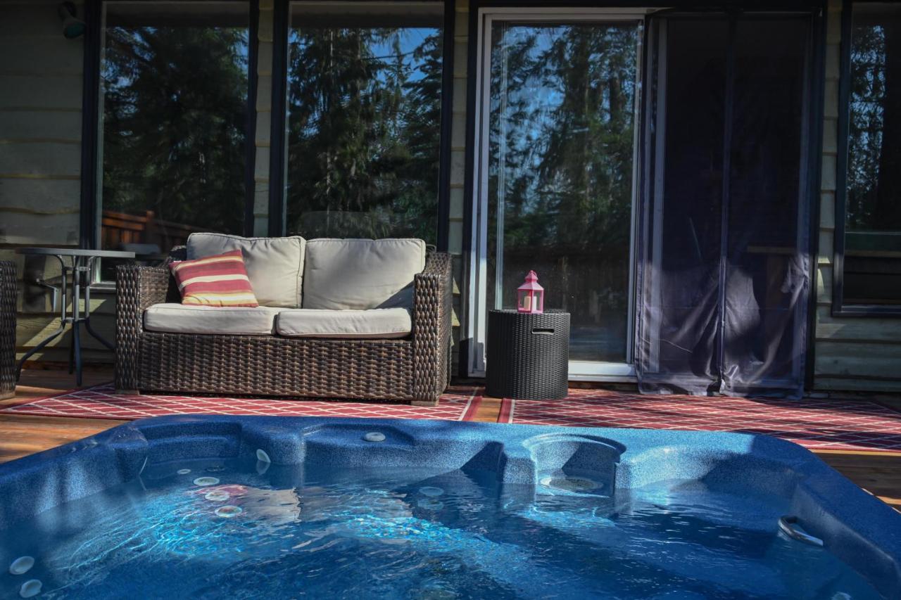 Auberge Kicking Horse Guest House โกลเดน ภายนอก รูปภาพ