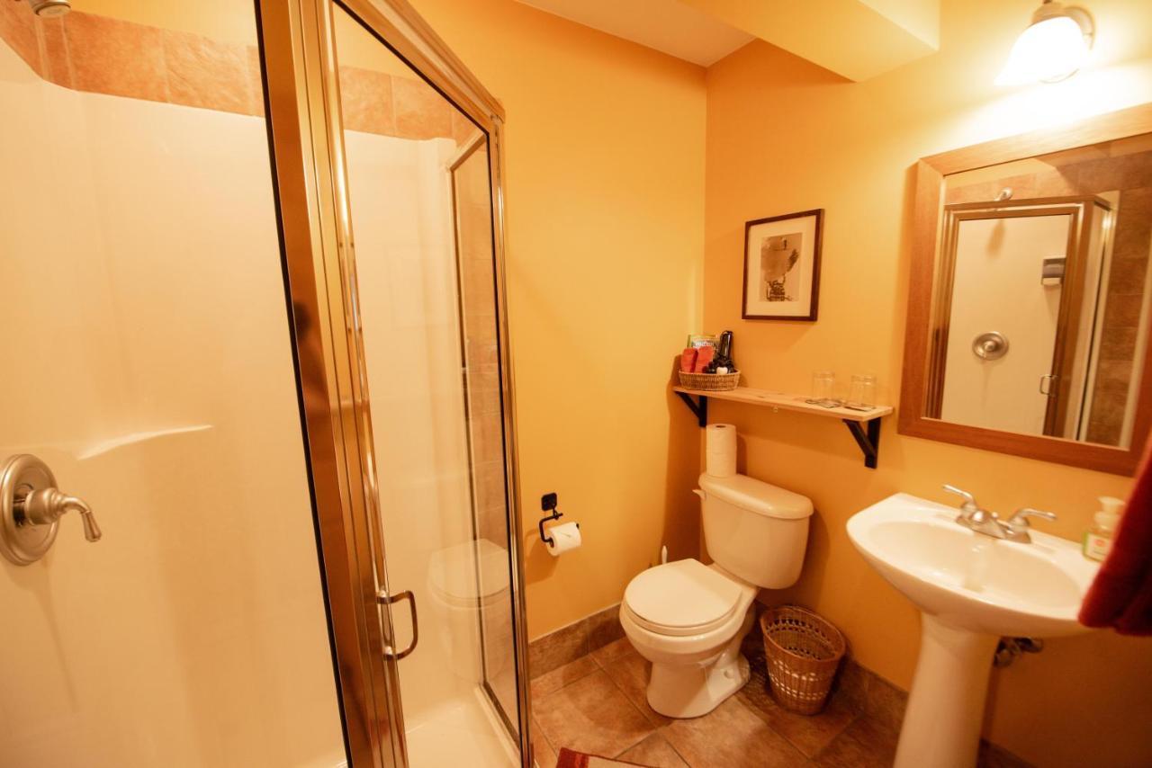 Auberge Kicking Horse Guest House โกลเดน ภายนอก รูปภาพ