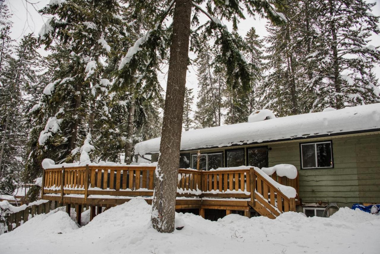 Auberge Kicking Horse Guest House โกลเดน ภายนอก รูปภาพ