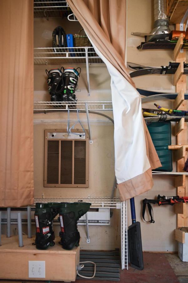 Auberge Kicking Horse Guest House โกลเดน ภายนอก รูปภาพ
