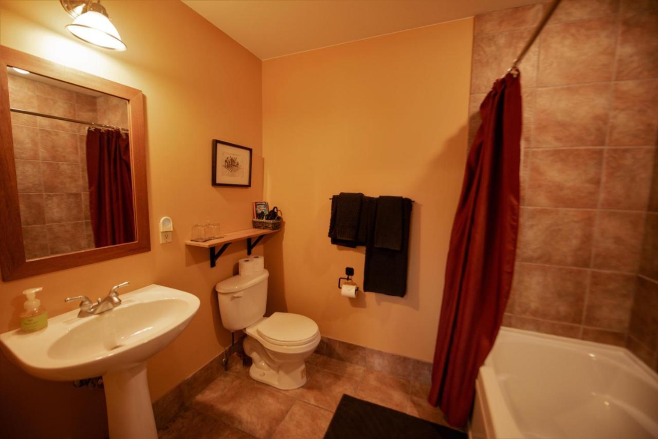 Auberge Kicking Horse Guest House โกลเดน ภายนอก รูปภาพ