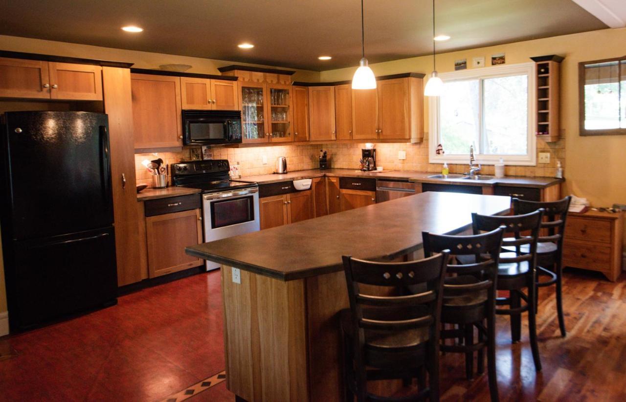 Auberge Kicking Horse Guest House โกลเดน ภายนอก รูปภาพ