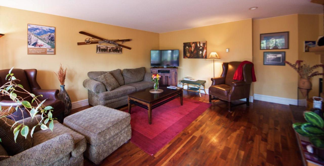 Auberge Kicking Horse Guest House โกลเดน ภายนอก รูปภาพ