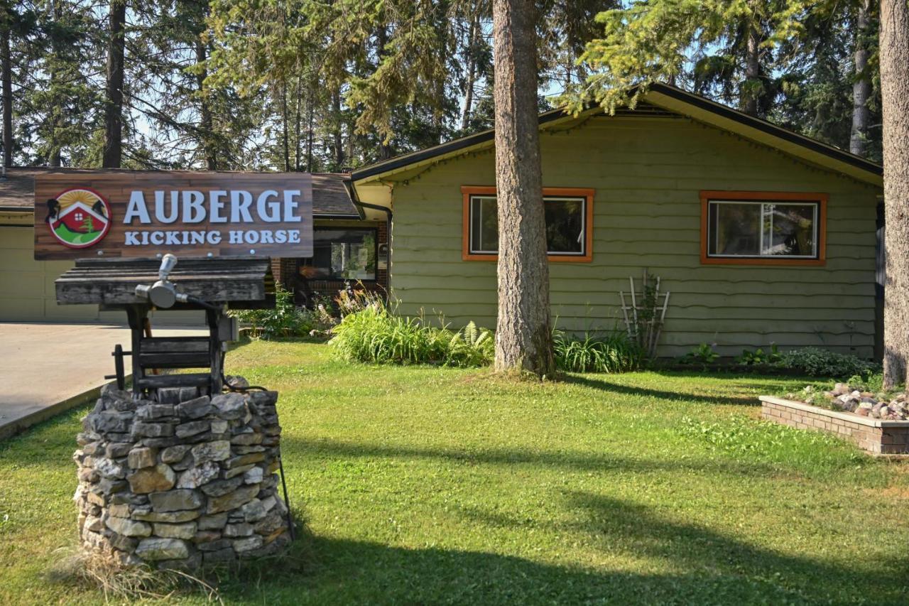 Auberge Kicking Horse Guest House โกลเดน ภายนอก รูปภาพ