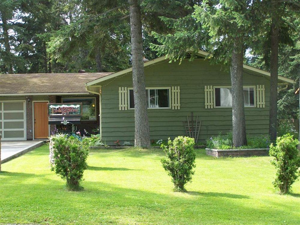 Auberge Kicking Horse Guest House โกลเดน ภายนอก รูปภาพ