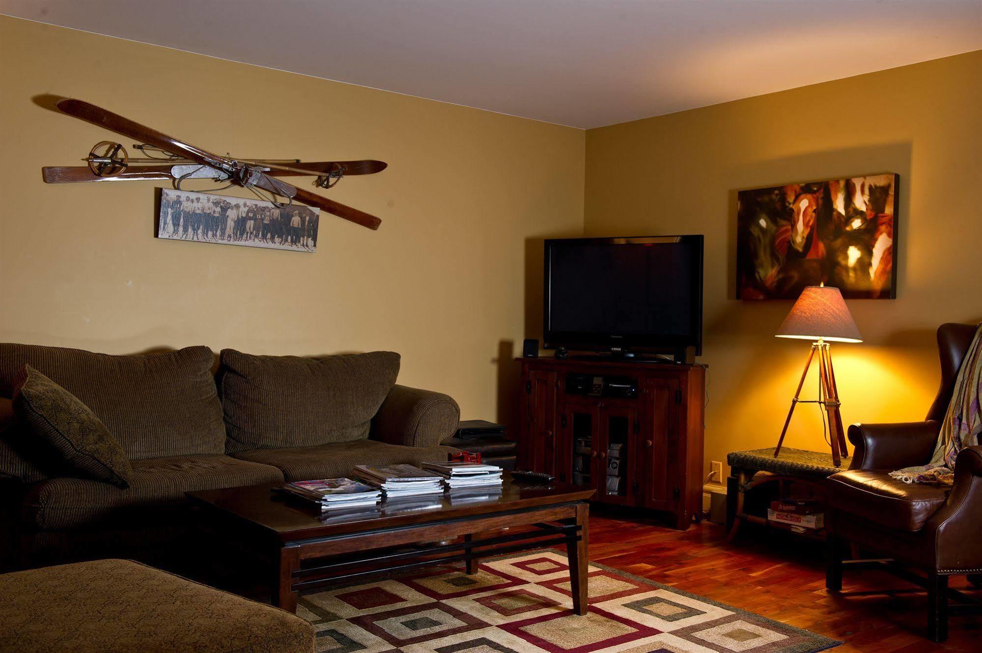 Auberge Kicking Horse Guest House โกลเดน ภายนอก รูปภาพ