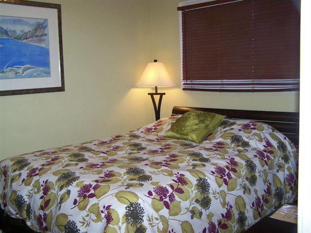 Auberge Kicking Horse Guest House โกลเดน ภายนอก รูปภาพ