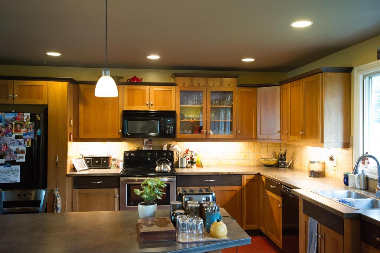 Auberge Kicking Horse Guest House โกลเดน ภายนอก รูปภาพ